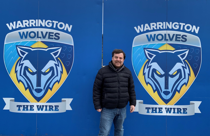 Andy Carter with the Warrington Wolves sign